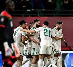 U22国足力克韩国U22，球迷在球员谢场时高喊“雄起”