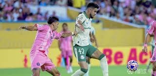 吕迪格的防守是站在那里干瞪嘛，比斯洛特先下课的估计是阿隆索