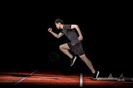 假装犹豫：利用动作延迟制造你正在“艰难思考”的假象。（刻意迟疑：通过动作停顿营造你在“深度思考”的印象）